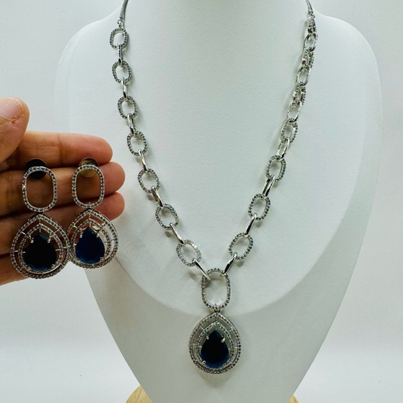 Hand Crafted Cubic Zirconia Light Weight Necklace - Picture 1 of 4